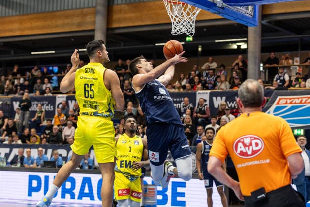 GER, easy-Credit Basketball-Bundesliga, Syntainics MBC - EWE Baskets Oldenburg. 30.01.2026, Stadthalle, Weißenfels, GER, easy-Credit Basketball-Bundesliga, Syntainics MBC - EWE Baskets Oldenburg. Jure Planinic (Syntainics MBC, 44), Filip Stanic Filip Stanic (EWE Baskets Oldenburg 65) Â Foto Alexander Trienitz Weißenfels Stadthalle Sachsen-Anhalt Deutschland