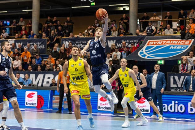 GER, easy-Credit Basketball-Bundesliga, Syntainics MBC - EWE Baskets Oldenburg. 30.01.2026, Stadthalle, Weißenfels, GER, easy-Credit Basketball-Bundesliga, Syntainics MBC - EWE Baskets Oldenburg. Perttu Blomgren (Syntainics MBC, 20), Filip Stanic Filip Stanic (EWE Baskets Oldenburg 65) Â Foto Alexander Trienitz Weißenfels Stadthalle Sachsen-Anhalt Deutschland