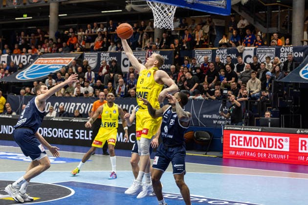 GER, easy-Credit Basketball-Bundesliga, Syntainics MBC - EWE Baskets Oldenburg. 30.01.2026, Stadthalle, Weißenfels, GER, easy-Credit Basketball-Bundesliga, Syntainics MBC - EWE Baskets Oldenburg. Seth Hinrichs (EWE Baskets Oldenburg 21), Charles Callison (Syntainics MBC, 23) Â Foto Alexander Trienitz Weißenfels Stadthalle Sachsen-Anhalt Deutschland