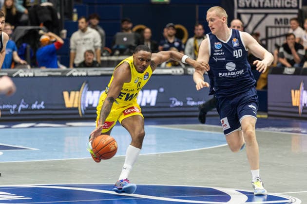 GER, easy-Credit Basketball-Bundesliga, Syntainics MBC - EWE Baskets Oldenburg. 30.01.2026, Stadthalle, Weißenfels, GER, easy-Credit Basketball-Bundesliga, Syntainics MBC - EWE Baskets Oldenburg. Kyle Lofton (EWE Baskets Oldenburg 0), Collin Welp (Syntainics MBC, 40) Â Foto Alexander Trienitz Weißenfels Stadthalle Sachsen-Anhalt Deutschland