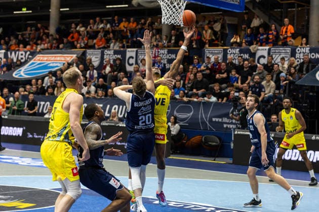 GER, easy-Credit Basketball-Bundesliga, Syntainics MBC - EWE Baskets Oldenburg. 30.01.2026, Stadthalle, Weißenfels, GER, easy-Credit Basketball-Bundesliga, Syntainics MBC - EWE Baskets Oldenburg. Kyle Lofton (EWE Baskets Oldenburg 0), Perttu Blomgren (Syntainics MBC, 20) Â Foto Alexander Trienitz Weißenfels Stadthalle Sachsen-Anhalt Deutschland