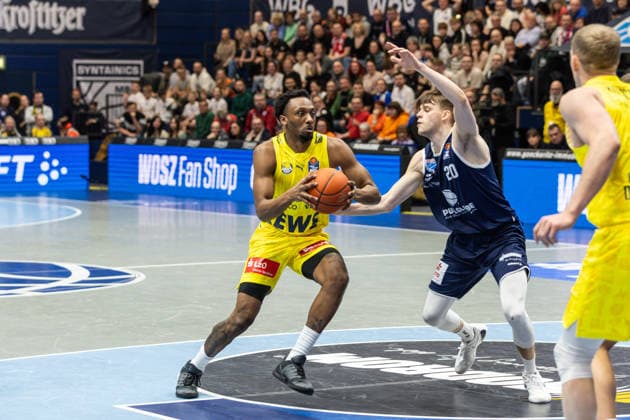 GER, easy-Credit Basketball-Bundesliga, Syntainics MBC - EWE Baskets Oldenburg. 30.01.2026, Stadthalle, Weißenfels, GER, easy-Credit Basketball-Bundesliga, Syntainics MBC - EWE Baskets Oldenburg. Dakarai Tucker (EWE Baskets Oldenburg 7), Perttu Blomgren (Syntainics MBC, 20) Â Foto Alexander Trienitz Weißenfels Stadthalle Sachsen-Anhalt Deutschland