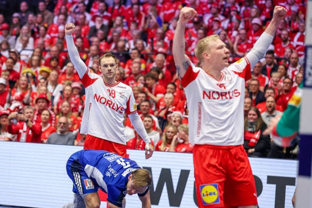 30.01.2026, Handball, Men s EHF EURO 2026, Dänemark - Island, Jyske Bank Boxen in Herning, Dänemark, Semi Finals: Mathias Gidsel (Denmark 19) neben Magnus Saugstrup Jensen (Denmark 15) jubelnd Dänemark