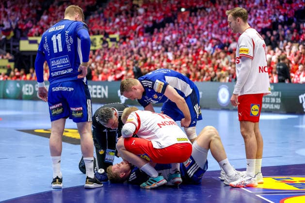 30.01.2026, Handball, Men s EHF EURO 2026, Dänemark - Island, Jyske Bank Boxen in Herning, Dänemark, Semi Finals: Ellioi Vioarsson (Iceland 18) muss medizinisch auf dem Spielfeld liegend versorgt werden. Dänemark