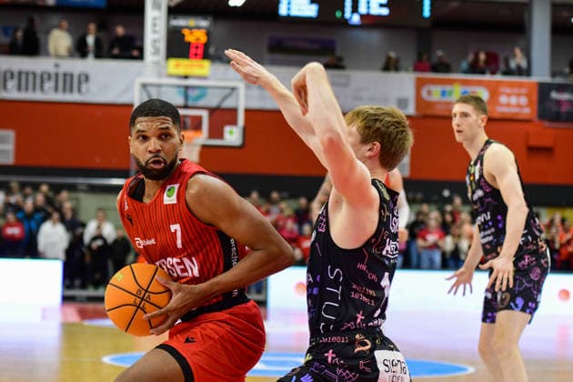 Kyle Castlin, Oliver Pahnke 2.Bundesliga Pro A, 20. Spieltag, 46ers, Basketball, Basketball Saison 2025 2026, BBL, Deutschland, Gießen 46ers Uni Baskets Münster, Gießen in rot, Herren, Münster in schwarz
