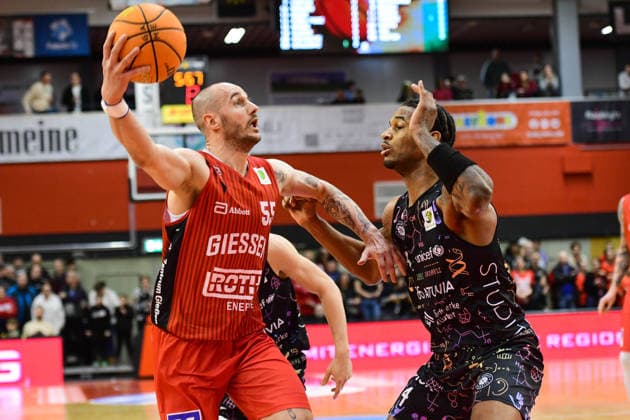 Simon Krajcovic, Nicholas Mc Mullen 2.Bundesliga Pro A, 20. Spieltag, 46ers, Basketball, Basketball Saison 2025 2026, BBL, Deutschland, Gießen 46ers Uni Baskets Münster, Gießen in rot, Herren, Münster in schwarz