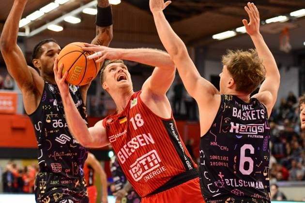 Till Gloger 18, Thore Dilschmann 6 2.Bundesliga Pro A, 20. Spieltag, 46ers, Basketball, Basketball Saison 2025 2026, BBL, Deutschland, Gießen 46ers Uni Baskets Münster, Gießen in rot, Herren, Münster in schwarz