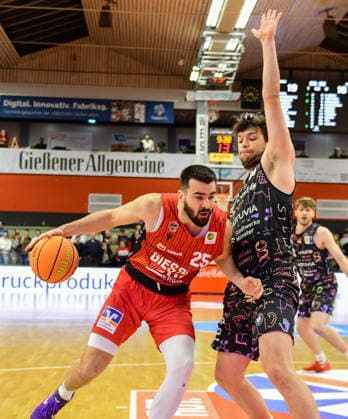 Viktor Kovacevic, Cosmo Grühn 2.Bundesliga Pro A, 20. Spieltag, 46ers, Basketball, Basketball Saison 2025 2026, BBL, Deutschland, Gießen 46ers Uni Baskets Münster, Gießen in rot, Herren, Münster in schwarz