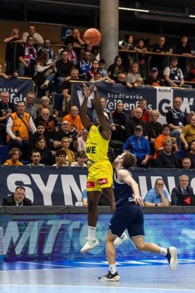 GER, easy-Credit Basketball-Bundesliga, Syntainics MBC - EWE Baskets Oldenburg. 30.01.2026, Stadthalle, Weißenfels, GER, easy-Credit Basketball-Bundesliga, Syntainics MBC - EWE Baskets Oldenburg. Christopher Clemons (EWE Baskets Oldenburg 3) Â Foto Alexander Trienitz Weißenfels Stadthalle Sachsen-Anhalt Deutschland