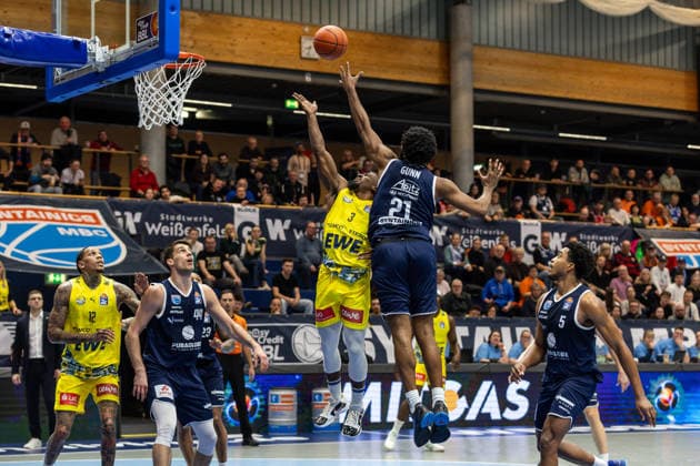 GER, easy-Credit Basketball-Bundesliga, Syntainics MBC - EWE Baskets Oldenburg. 30.01.2026, Stadthalle, Weißenfels, GER, easy-Credit Basketball-Bundesliga, Syntainics MBC - EWE Baskets Oldenburg. Christopher Clemons (EWE Baskets Oldenburg 3), RJ Gunn (Syntainics MBC, 21) Â Foto Alexander Trienitz Weißenfels Stadthalle Sachsen-Anhalt Deutschland