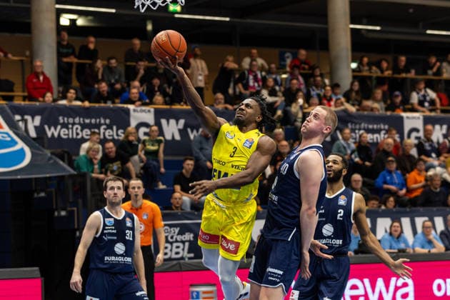 GER, easy-Credit Basketball-Bundesliga, Syntainics MBC - EWE Baskets Oldenburg. 30.01.2026, Stadthalle, Weißenfels, GER, easy-Credit Basketball-Bundesliga, Syntainics MBC - EWE Baskets Oldenburg. Christopher Clemons (EWE Baskets Oldenburg 3), Collin Welp (Syntainics MBC, 40) Â Foto Alexander Trienitz Weißenfels Stadthalle Sachsen-Anhalt Deutschland