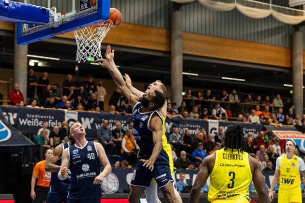 GER, easy-Credit Basketball-Bundesliga, Syntainics MBC - EWE Baskets Oldenburg. 30.01.2026, Stadthalle, Weißenfels, GER, easy-Credit Basketball-Bundesliga, Syntainics MBC - EWE Baskets Oldenburg. Seth Hinrichs (EWE Baskets Oldenburg 21), Andrew Harrison (Syntainics MBC, 2) Â Foto Alexander Trienitz Weißenfels Stadthalle Sachsen-Anhalt Deutschland