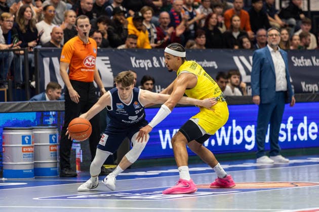 GER, easy-Credit Basketball-Bundesliga, Syntainics MBC - EWE Baskets Oldenburg. 30.01.2026, Stadthalle, Weißenfels, GER, easy-Credit Basketball-Bundesliga, Syntainics MBC - EWE Baskets Oldenburg. Perttu Blomgren (Syntainics MBC, 20), Nicholas Tischler (EWE Baskets Oldenburg 11) Â Foto Alexander Trienitz Weißenfels Stadthalle Sachsen-Anhalt Deutschland