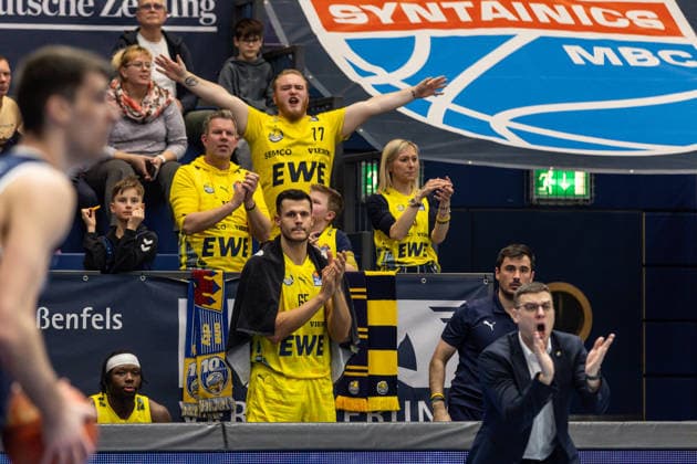 GER, easy-Credit Basketball-Bundesliga, Syntainics MBC - EWE Baskets Oldenburg. 30.01.2026, Stadthalle, Weißenfels, GER, easy-Credit Basketball-Bundesliga, Syntainics MBC - EWE Baskets Oldenburg. Filip Stanic Filip Stanic (EWE Baskets Oldenburg 65) jubelt mit den Fans Â Foto Alexander Trienitz Weißenfels Stadthalle Sachsen-Anhalt Deutschland