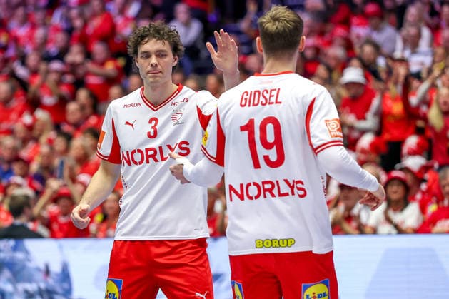 30.01.2026, Handball, Men s EHF EURO 2026, Dänemark - Island, Jyske Bank Boxen in Herning, Dänemark, Semi Finals: Niclas Vest Kirkelokke (Denmark 03) neben Mathias Gidsel (Denmark 19) Dänemark