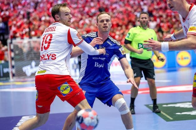 30.01.2026, Handball, Men s EHF EURO 2026, Dänemark - Island, Jyske Bank Boxen in Herning, Dänemark, Semi Finals: Omar Ingi Magnusson (Iceland 14) im Zweikampf gegen Mathias Gidsel (Denmark 19) Dänemark