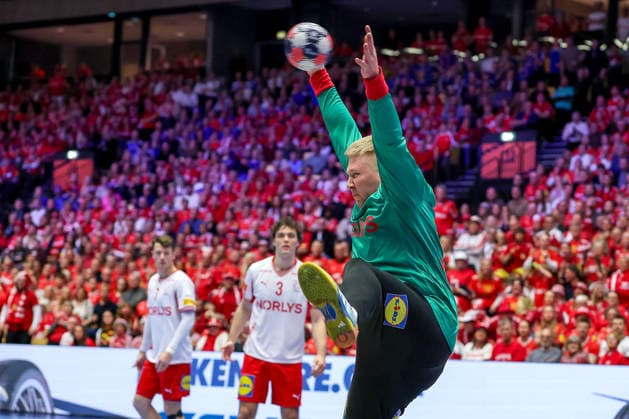 30.01.2026, Handball, Men s EHF EURO 2026, Dänemark - Island, Jyske Bank Boxen in Herning, Dänemark, Semi Finals: Emil Nielsen (Denmark 12) Parade Dänemark
