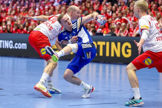 30.01.2026, Handball, Men s EHF EURO 2026, Dänemark - Island, Jyske Bank Boxen in Herning, Dänemark, Semi Finals: Simon Hald Jensen (Denmark 34) im Zweikampf gegen Omar Ingi Magnusson (Iceland 14) Dänemark