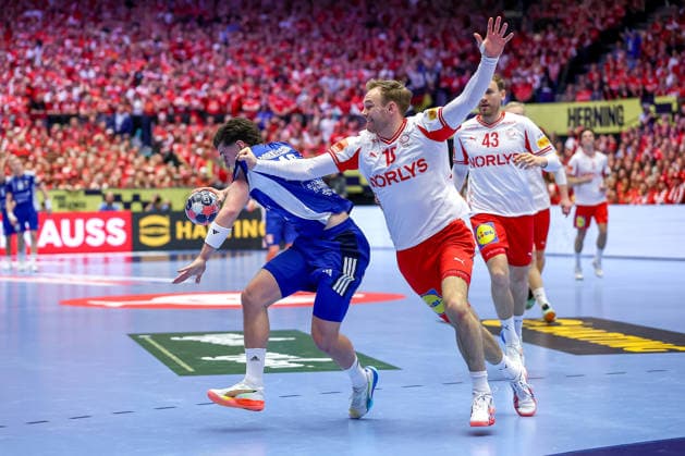 30.01.2026, Handball, Men s EHF EURO 2026, Dänemark - Island, Jyske Bank Boxen in Herning, Dänemark, Semi Finals: Ellioi Vioarsson (Iceland 18) im Zweikampf gegen Mathias Gidsel (Denmark 19) Dänemark
