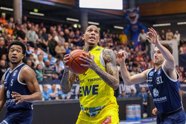 Marcus Foster (MBC, 5), Michale Kyser (Oldenburg, 12), Spencer Reaves (MBC, 31), Syntainics MBC vs. EWE Baskets Oldenburg, Basketball, 1. Bundesliga, Maenner, 18. Spieltag Hauptrunde, Saison 2025 26, 30.01.2026. Weißenfels Stadthalle Sachsen-Anhalt Deutschland