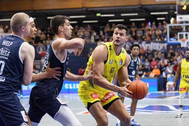 Collin Welp (MBC, 40), Jure Planinic (MBC, 44), Filip Stanic (Oldenburg, 65), Syntainics MBC vs. EWE Baskets Oldenburg, Basketball, 1. Bundesliga, Maenner, 18. Spieltag Hauptrunde, Saison 2025 26, 30.01.2026. Weißenfels Stadthalle Sachsen-Anhalt Deutschland
