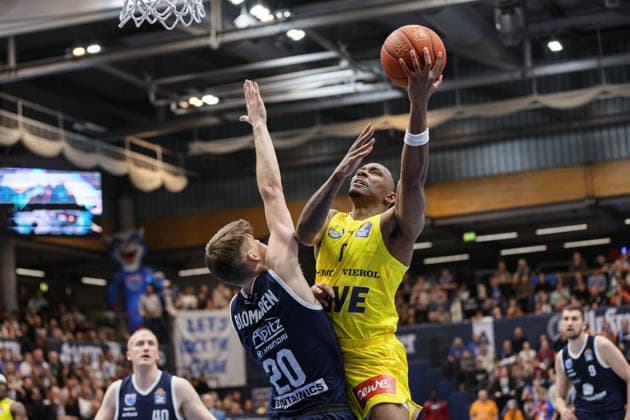 Perttu Blomgren (MBC, 20), Kyle Lofton (Oldenburg, 0), Syntainics MBC vs. EWE Baskets Oldenburg, Basketball, 1. Bundesliga, Maenner, 18. Spieltag Hauptrunde, Saison 2025 26, 30.01.2026. Weißenfels Stadthalle Sachsen-Anhalt Deutschland