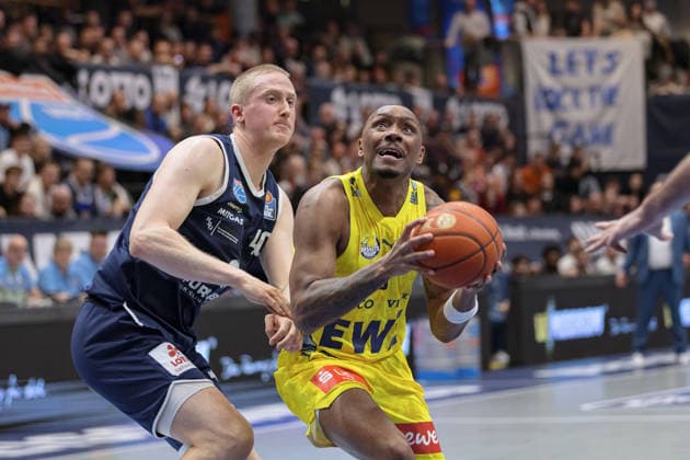 Collin Welp (MBC, 40), Kyle Lofton (Oldenburg, 0), Syntainics MBC vs. EWE Baskets Oldenburg, Basketball, 1. Bundesliga, Maenner, 18. Spieltag Hauptrunde, Saison 2025 26, 30.01.2026. Weißenfels Stadthalle Sachsen-Anhalt Deutschland