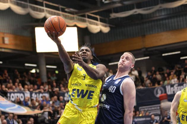 Christopher Clemons (Oldenburg, 3), Collin Welp (MBC, 40), Syntainics MBC vs. EWE Baskets Oldenburg, Basketball, 1. Bundesliga, Maenner, 18. Spieltag Hauptrunde, Saison 2025 26, 30.01.2026. Weißenfels Stadthalle Sachsen-Anhalt Deutschland
