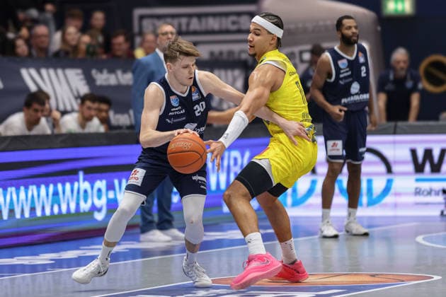 Perttu Blomgren (MBC, 20), Nicholas Tischler (Oldenburg, 11), Syntainics MBC vs. EWE Baskets Oldenburg, Basketball, 1. Bundesliga, Maenner, 18. Spieltag Hauptrunde, Saison 2025 26, 30.01.2026. Weißenfels Stadthalle Sachsen-Anhalt Deutschland