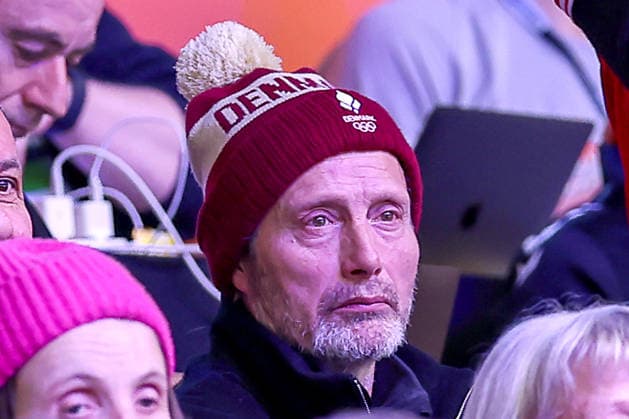 30.01.2026, Handball, Men s EHF EURO 2026, Dänemark - Island, Jyske Bank Boxen in Herning, Dänemark, Semi Finals: Der Dänische Schauspieler Mads Mikkelsen als Zuschauer unter den Fans auf der Tribüne Dänemark