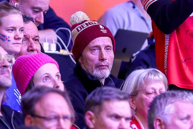 30.01.2026, Handball, Men s EHF EURO 2026, Dänemark - Island, Jyske Bank Boxen in Herning, Dänemark, Semi Finals: Der Dänische Schauspieler Mads Mikkelsen als Zuschauer unter den Fans auf der Tribüne Dänemark