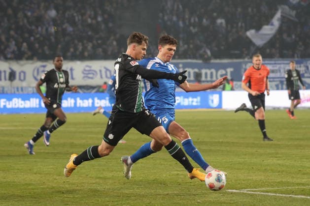 30.01.2026, xgox, Fussball 2. Bundesliga, 1. FC Magdeburg - Hannover 96 emspor, v.l. Noah Weisshaupt (Weißhaupt, Hannover, 10) Tobias Mueller (Magdeburg, 5) Zweikampf, Duell, Kampf, tackle (DFL DFB REGULATIONS PROHIBIT ANY USE OF PHOTOGRAPHS as IMAGE SEQUENCES and or QUASI-VIDEO) Magdeburg