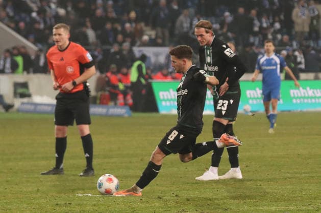 30.01.2026, xgox, Fussball 2. Bundesliga, 1. FC Magdeburg - Hannover 96 emspor, v.l. Enzo Leopold (Hannover, 8) schiesst den Ball aufs Tor, Torschuss, Schuss (DFL DFB REGULATIONS PROHIBIT ANY USE OF PHOTOGRAPHS as IMAGE SEQUENCES and or QUASI-VIDEO) Magdeburg