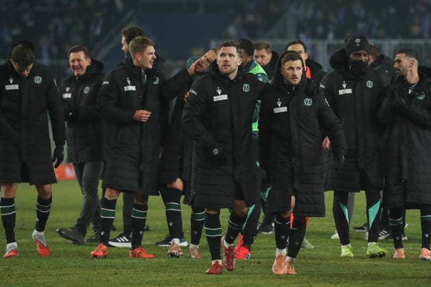 30.01.2026, xgox, Fussball 2. Bundesliga, 1. FC Magdeburg - Hannover 96 emspor, v.l. Benjamin Källman (Hannover, 9), Enzo Leopold (Hannover, 8) Jubel ueber den Sieg, Jubel nach Spielende (DFL DFB REGULATIONS PROHIBIT ANY USE OF PHOTOGRAPHS as IMAGE SEQUENCES and or QUASI-VIDEO) Magdeburg