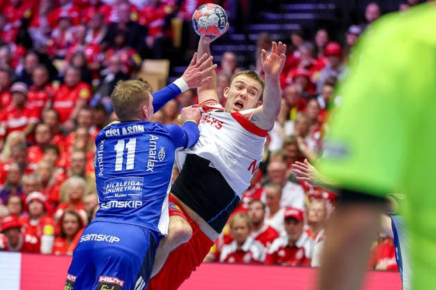 30.01.2026, Handball, Men s EHF EURO 2026, Dänemark - Island, Jyske Bank Boxen in Herning, Dänemark, Semi Finals: Ymir Gislason (Iceland 11) im Zweikampf gegen Thomas Sommer Arnoldsen (Denmark 42) Dänemark