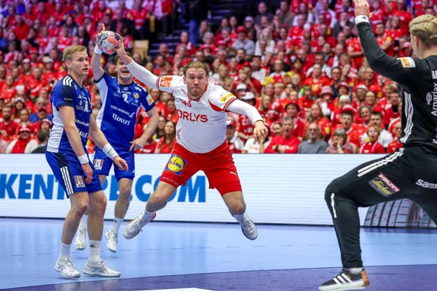 30.01.2026, Handball, Men s EHF EURO 2026, Dänemark - Island, Jyske Bank Boxen in Herning, Dänemark, Semi Finals: Thomas Sommer Arnoldsen (Denmark 42) wirft den Ball auf das Tor Viktor Hallgrimsson (Iceland 16) Dänemark