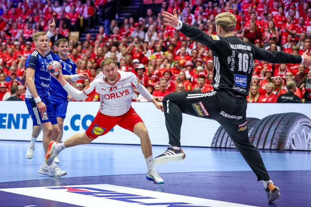 30.01.2026, Handball, Men s EHF EURO 2026, Dänemark - Island, Jyske Bank Boxen in Herning, Dänemark, Semi Finals: Thomas Sommer Arnoldsen (Denmark 42) wirft den Ball auf das Tor Viktor Hallgrimsson (Iceland 16) Dänemark