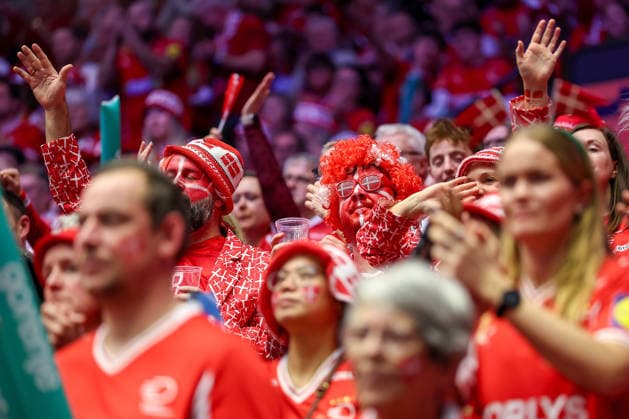 30.01.2026, Handball, Men s EHF EURO 2026, Dänemark - Island, Jyske Bank Boxen in Herning, Dänemark, Semi Finals: Zuschauer Fans Besucher Handballfans jubelnd gestikulierend auf der Tribüne Dänemark