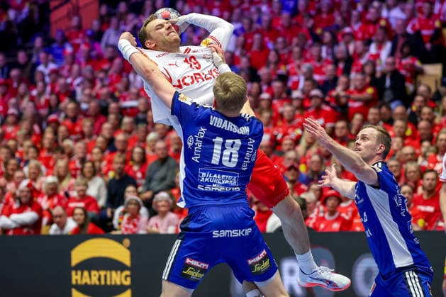 30.01.2026, Handball, Men s EHF EURO 2026, Dänemark - Island, Jyske Bank Boxen in Herning, Dänemark, Semi Finals: Mathias Gidsel (Denmark 19) im Zweikampf gegen Ellioi Vioarsson (Iceland 18) Dänemark