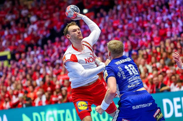 30.01.2026, Handball, Men s EHF EURO 2026, Dänemark - Island, Jyske Bank Boxen in Herning, Dänemark, Semi Finals: Mathias Gidsel (Denmark 19) im Zweikampf gegen Ellioi Vioarsson (Iceland 18) Dänemark