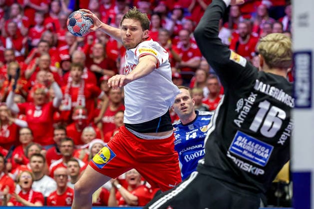 30.01.2026, Handball, Men s EHF EURO 2026, Dänemark - Island, Jyske Bank Boxen in Herning, Dänemark, Semi Finals: Magnus Landin Jacobsen (Denmark 04) wirft den Ball auf das Tor Viktor Hallgrimsson (Iceland 16) Dänemark