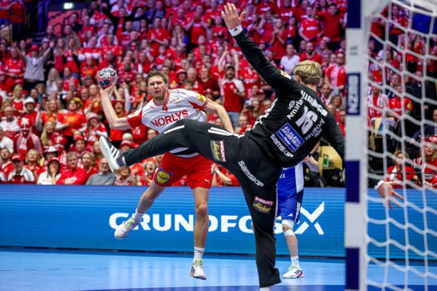 30.01.2026, Handball, Men s EHF EURO 2026, Dänemark - Island, Jyske Bank Boxen in Herning, Dänemark, Semi Finals: Magnus Landin Jacobsen (Denmark 04) wirft den Ball auf das Tor Viktor Hallgrimsson (Iceland 16) Dänemark