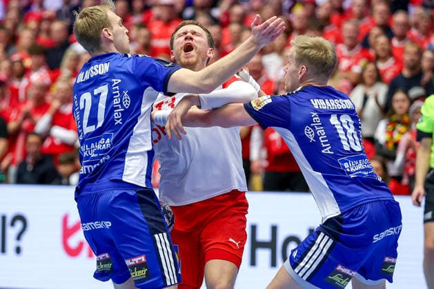 30.01.2026, Handball, Men s EHF EURO 2026, Dänemark - Island, Jyske Bank Boxen in Herning, Dänemark, Semi Finals: Simon Bogetoft Pytlick (Denmark 43) im Zweikampf gegen Einar Ãžorsteinn Olafsson (Iceland 27) Ellioi Vioarsson (Iceland 18) Dänemark