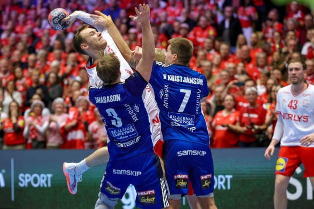 30.01.2026, Handball, Men s EHF EURO 2026, Dänemark - Island, Jyske Bank Boxen in Herning, Dänemark, Semi Finals: Mathias Gidsel (Denmark 19) im Zweikampf gegen Janus Dadi Smarason (Iceland 03) Viggo Kristjansson (Iceland 07) Dänemark