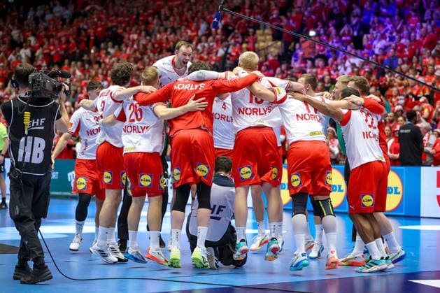 30.01.2026, Handball, Men s EHF EURO 2026, Dänemark - Island, Jyske Bank Boxen in Herning, Dänemark, Semi Finals: Dänemark zieht durch den Sieg gegen Island ins Finale ein. Abschlussjubel, Siegerjubel Dänemark. mannschaftskreis Dänemark