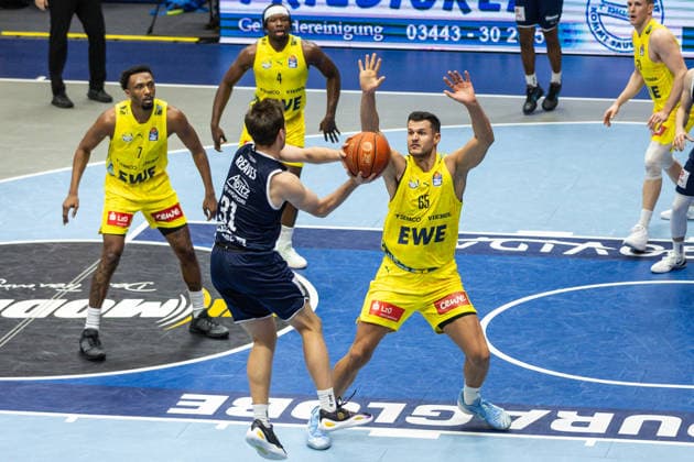 GER, easy-Credit Basketball-Bundesliga, Syntainics MBC - EWE Baskets Oldenburg. 30.01.2026, Stadthalle, Weißenfels, GER, easy-Credit Basketball-Bundesliga, Syntainics MBC - EWE Baskets Oldenburg. Spencer Reaves (Syntainics MBC, 31), Filip Stanic Filip Stanic (EWE Baskets Oldenburg 65) Â Foto Alexander Trienitz Weißenfels Stadthalle Sachsen-Anhalt Deutschland