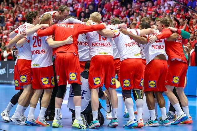 30.01.2026, Handball, Men s EHF EURO 2026, Dänemark - Island, Jyske Bank Boxen in Herning, Dänemark, Semi Finals: Dänemark zieht durch den Sieg gegen Island ins Finale ein. Abschlussjubel, Siegerjubel Dänemark. mannschaftskreis Dänemark