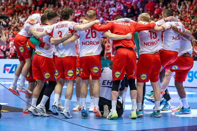 30.01.2026, Handball, Men s EHF EURO 2026, Dänemark - Island, Jyske Bank Boxen in Herning, Dänemark, Semi Finals: Dänemark zieht durch den Sieg gegen Island ins Finale ein. Abschlussjubel, Siegerjubel Dänemark. mannschaftskreis Dänemark