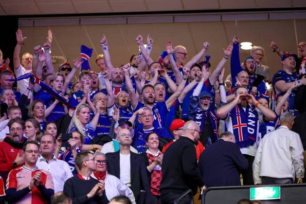 30.01.2026, Handball, Men s EHF EURO 2026, Dänemark - Island, Jyske Bank Boxen in Herning, Dänemark, Semi Finals: Isländische Handballfans auf der Tribüne feuern die Mannschaft an. Dänemark