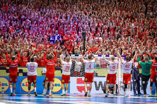 30.01.2026, Handball, Men s EHF EURO 2026, Dänemark - Island, Jyske Bank Boxen in Herning, Dänemark, Semi Finals: Dänemark zieht durch den Sieg gegen Island ins Finale ein. Abschlussjubel, Siegerjubel Dänemark. Dänemark *** 30 01 2026, Handball, Men s EHF EURO 2026, Denmark Iceland, Jyske Bank Boxen in Herning, Denmark, Semi Finals Denmark advances to the final by beating Iceland Closing cheer, Winners cheer Denmark Denmark Denmark